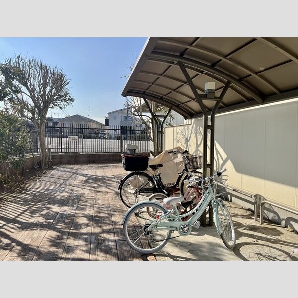 現地周辺 (駐輪場)