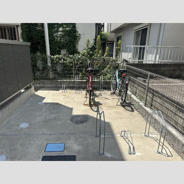 現地周辺 (駐輪場)
