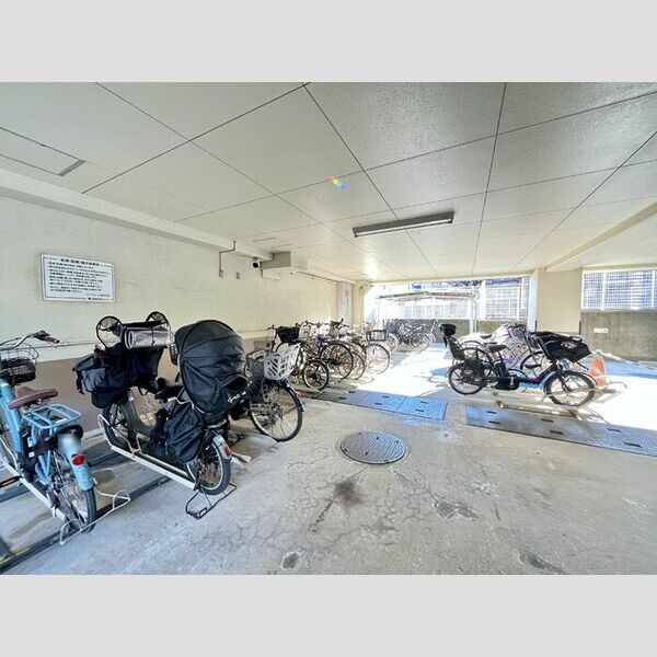 現地周辺 (駐輪場)