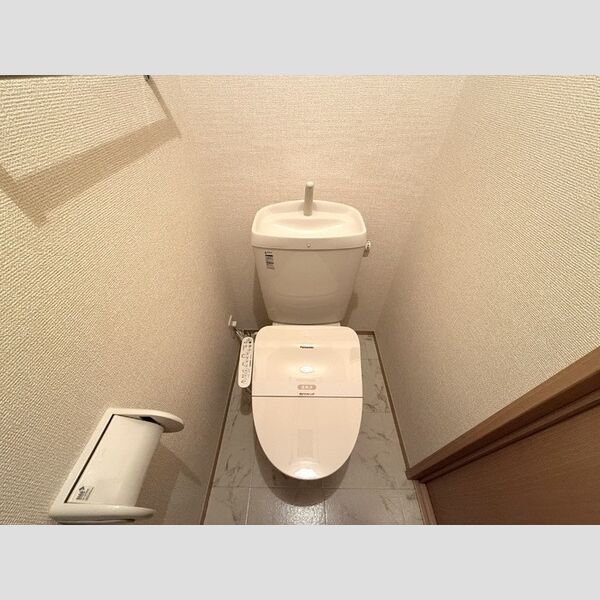 トイレ (トイレ)