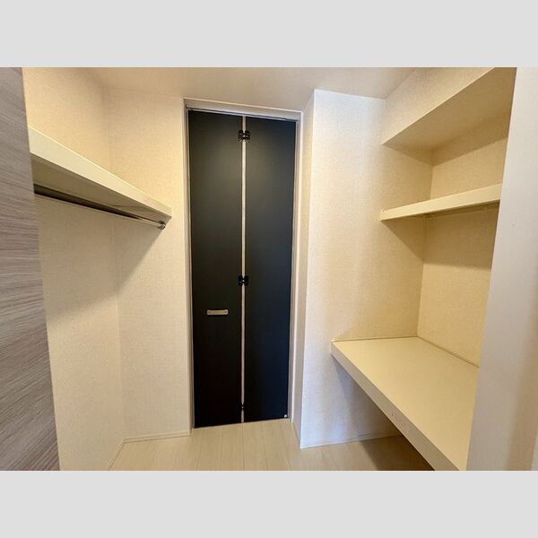 収納 (ウォークスルークローゼット)