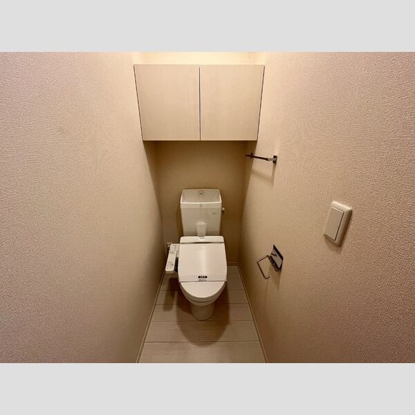 トイレ (トイレ)