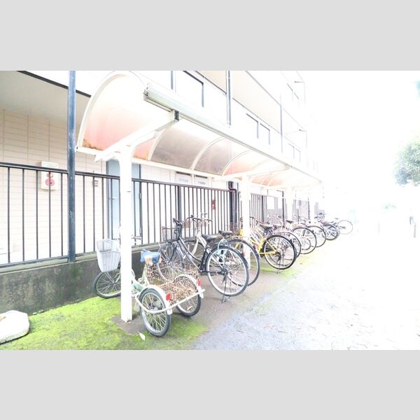 現地周辺 (駐輪場)