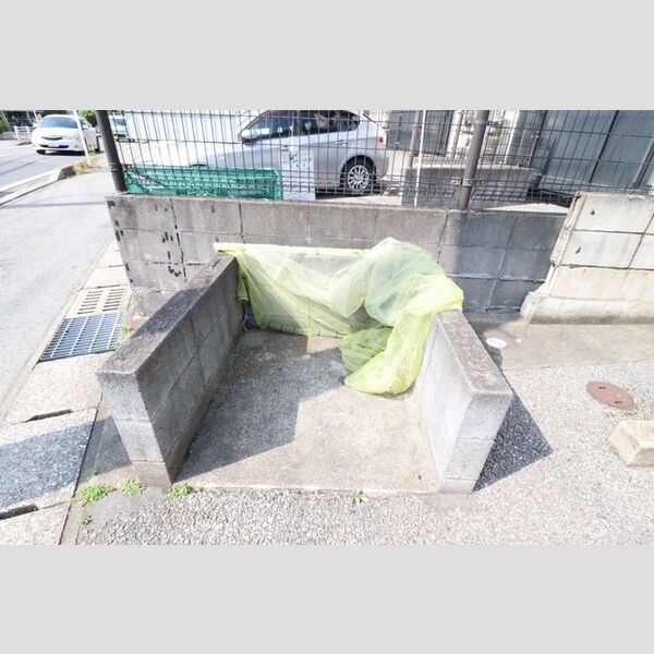 現地周辺 (入居者様専用ゴミ置き場)