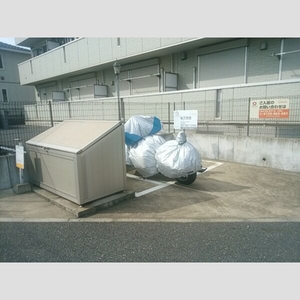 現地周辺 (バイク置場、ゴミ置き場)