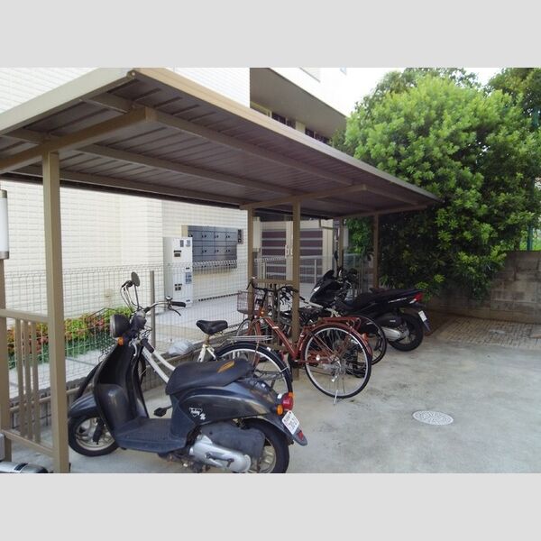 現地周辺 (駐輪場)