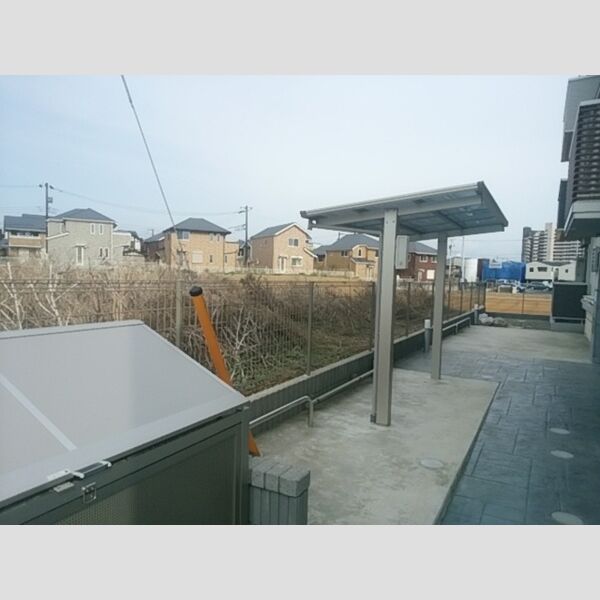 現地周辺 (ゴミ置き場、駐輪場)