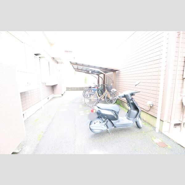 現地周辺 (駐輪場)