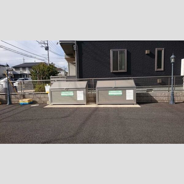 駐車場 (ゴミ置き場)