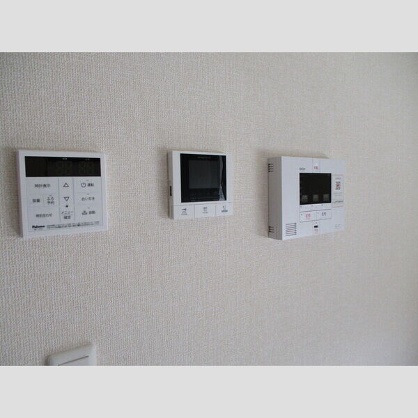 その他設備 (右側　セコム機器)