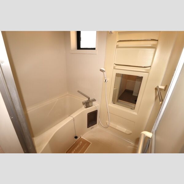 バス (追い焚き給湯機能付き浴室(小窓付))