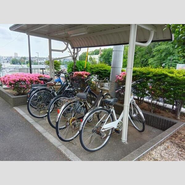 現地周辺 (駐輪場)