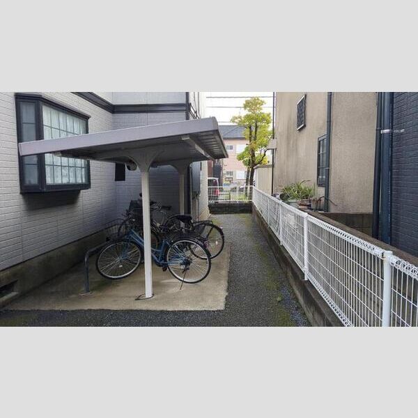 現地周辺 (駐輪場)