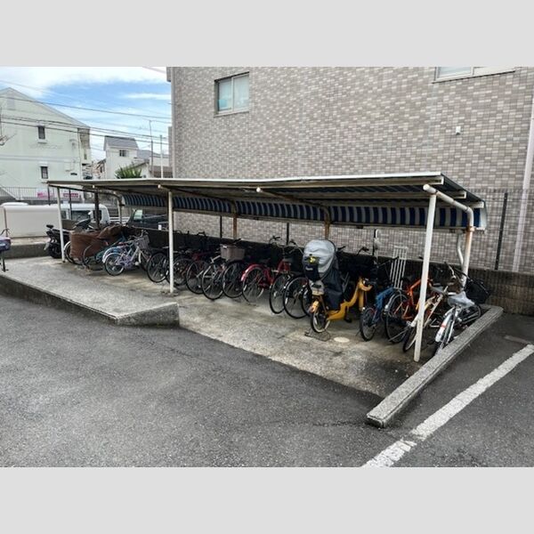 現地周辺 (駐輪場)