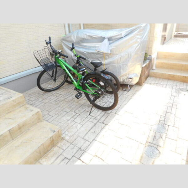 現地周辺 (駐輪場)