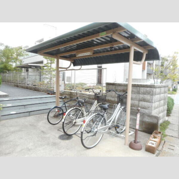 現地周辺 (駐輪場)