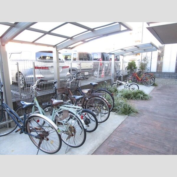 現地周辺 (駐輪場)