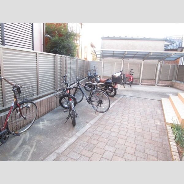 現地周辺 (駐輪場)