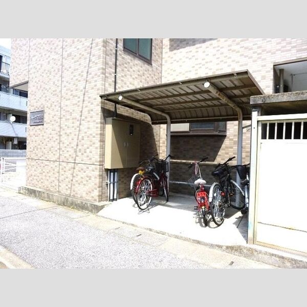 現地周辺 (駐輪場)