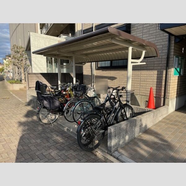 現地周辺 (駐輪場)