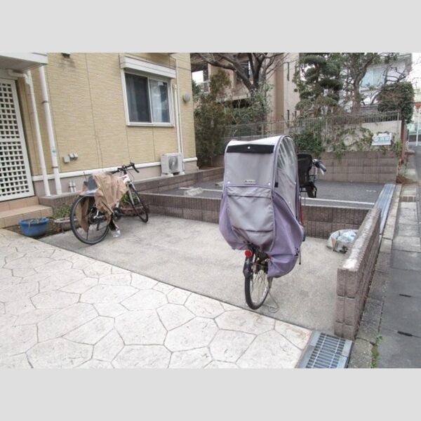 現地周辺 (駐輪場)