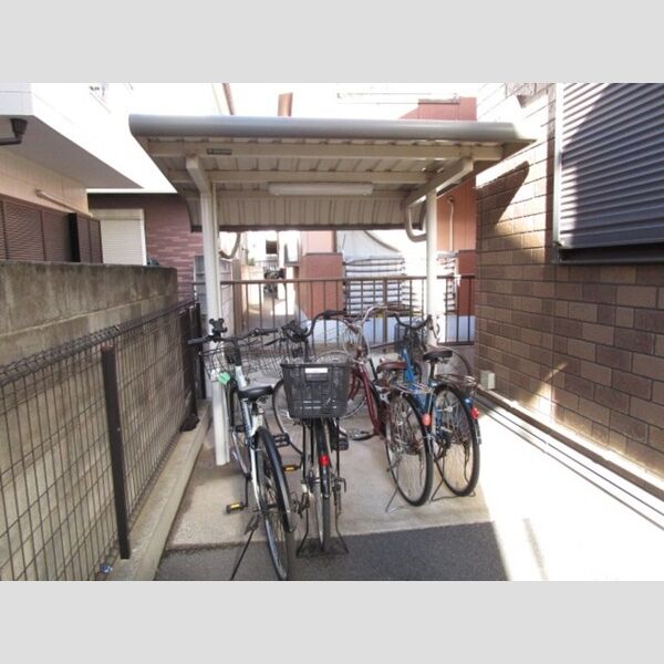 現地周辺 (駐輪場)