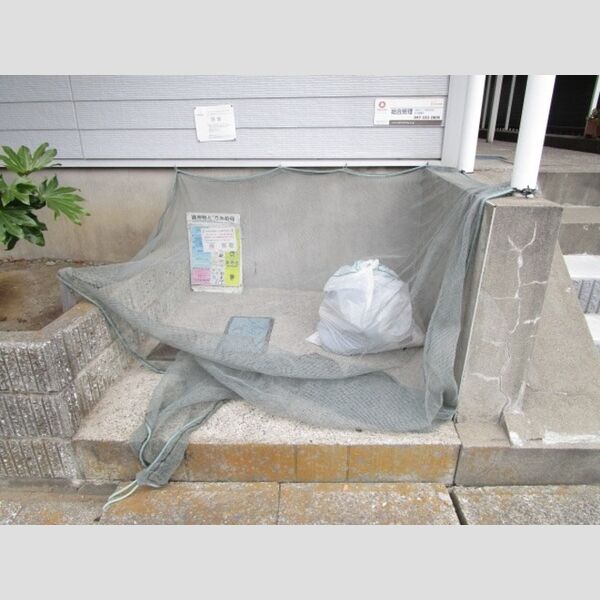 現地周辺 (入居者専用ゴミ置場)