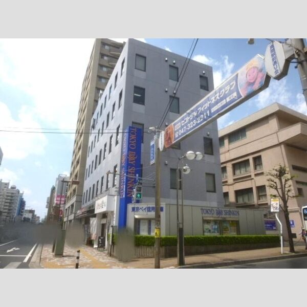 現地周辺 (東京ベイ信用金庫本店)