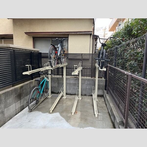 現地周辺 (駐輪場)