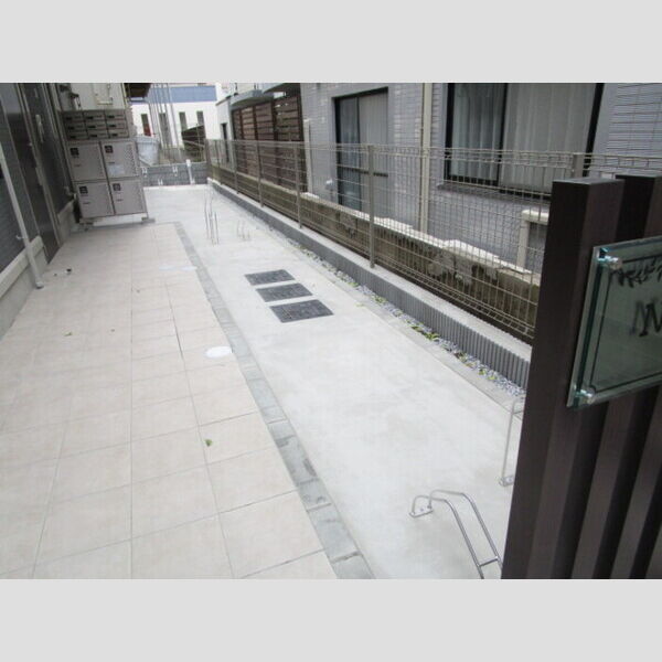 現地周辺 (駐輪場)