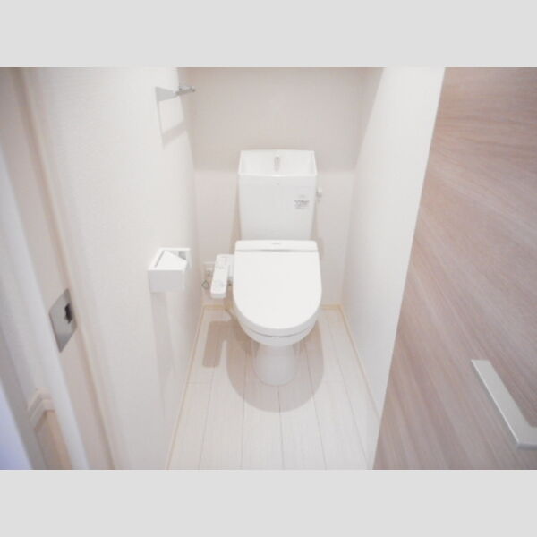 トイレ (温水洗浄暖房便座仕様です)