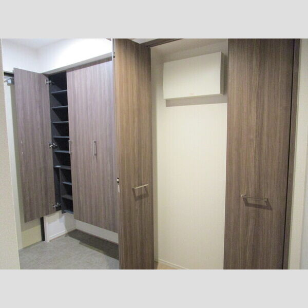 玄関 (トールシューズボックス・物入)