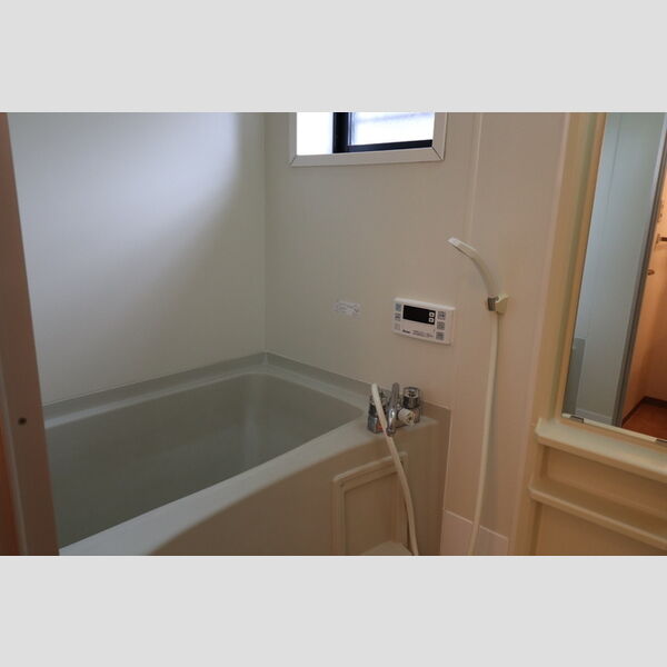 バス (追い焚き給湯機能付き浴室(小窓付))