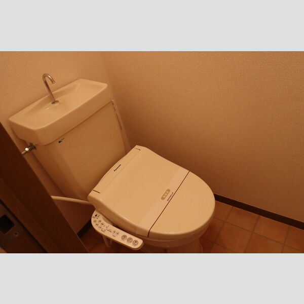 トイレ (温水洗浄暖房便座仕様です)