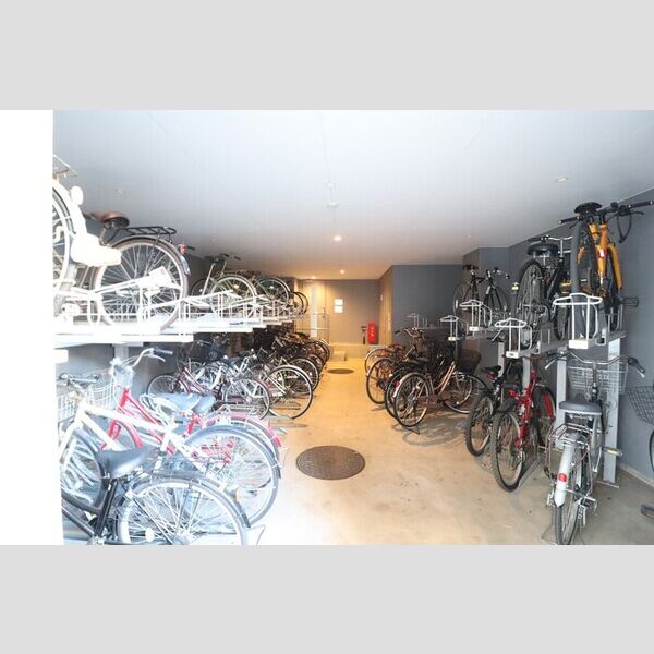 現地周辺 (駐輪場)