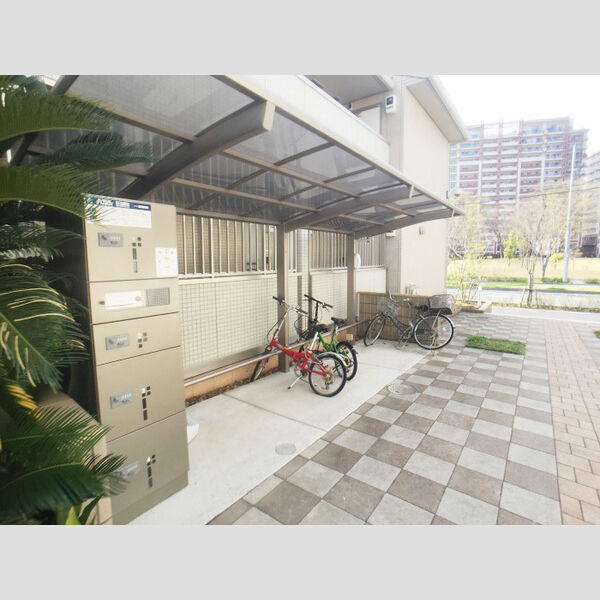 現地周辺 (宅配ボックス・駐輪場)