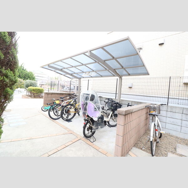 現地周辺 (駐輪場)