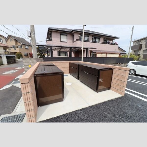 現地周辺 (ゴミ箱)