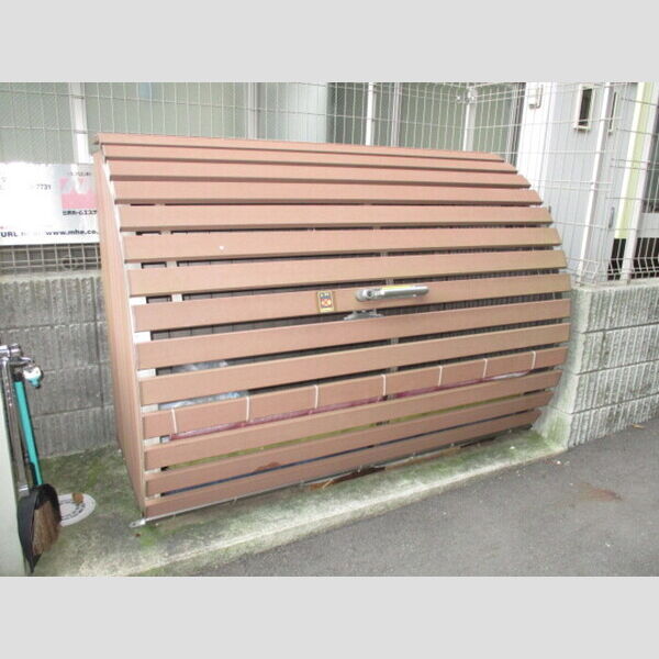 現地周辺 (ゴミ箱)