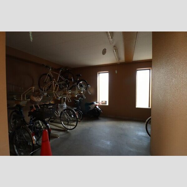 現地周辺 (駐輪場)