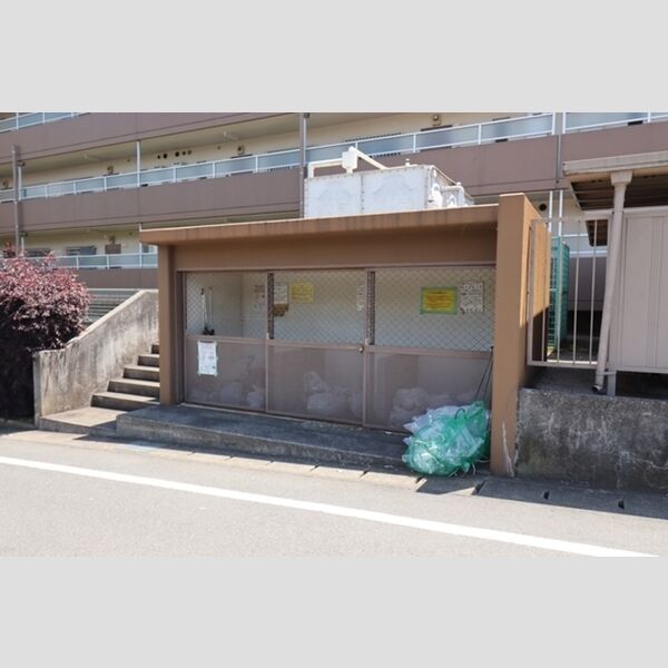 現地周辺 (ゴミ置き場)