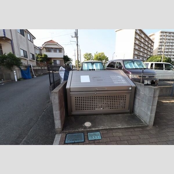 現地周辺 (ゴミ箱)