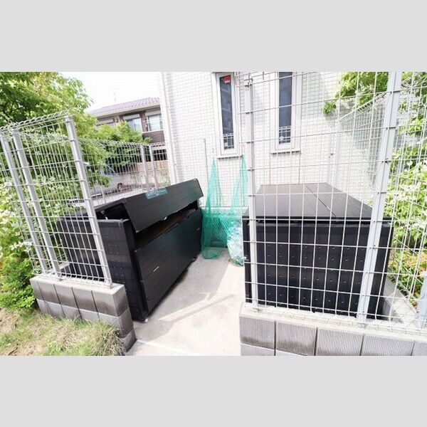 現地周辺 (ごみ置き場)