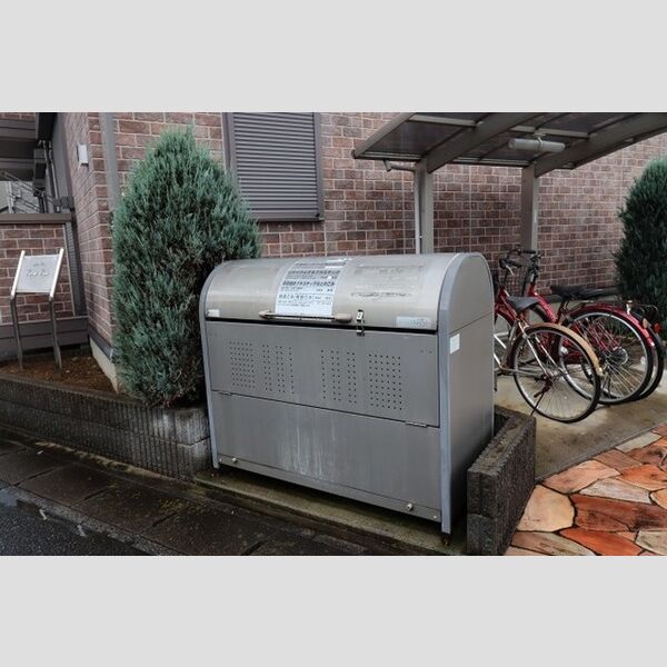 現地周辺 (ゴミ箱)