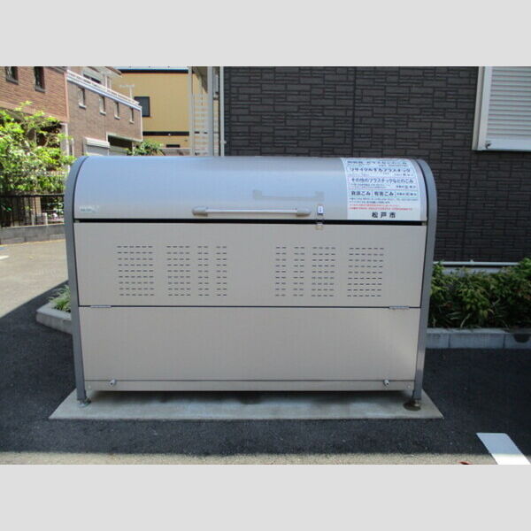 現地周辺 (ゴミ箱)