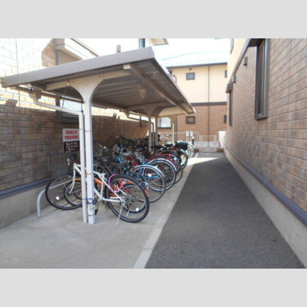 現地周辺 (駐輪場)