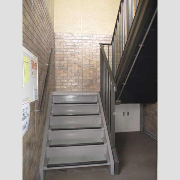 現地周辺 (共用階段)