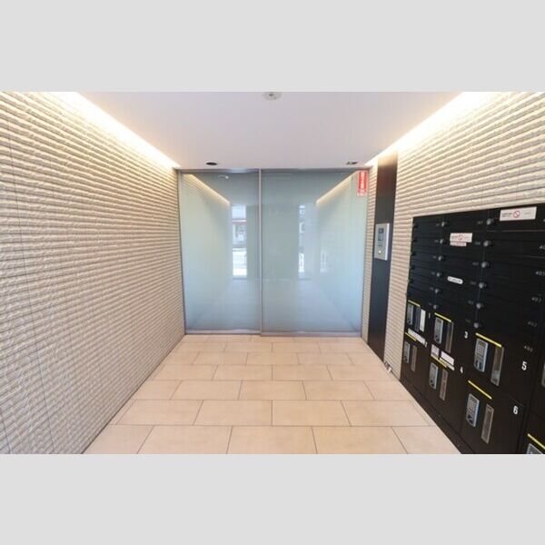 エントランス (エントランス)