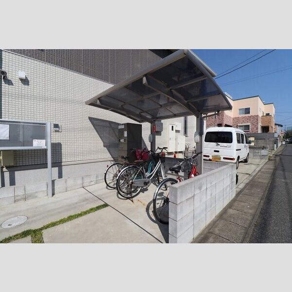 現地周辺 (駐輪場)