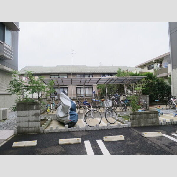 現地周辺 (駐輪場)